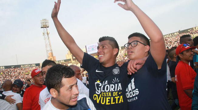 Rinaldo Cruzado celebrando el título del 2017 de Alianza Lima junto a su hijo