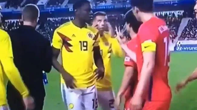 Edwin Cardona hizo este gesto contra los futbolistas coreanos. Podría ser sancionado por la FIFA.
