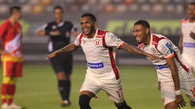 Alberto Quintero celebrando un gol con Universitario.