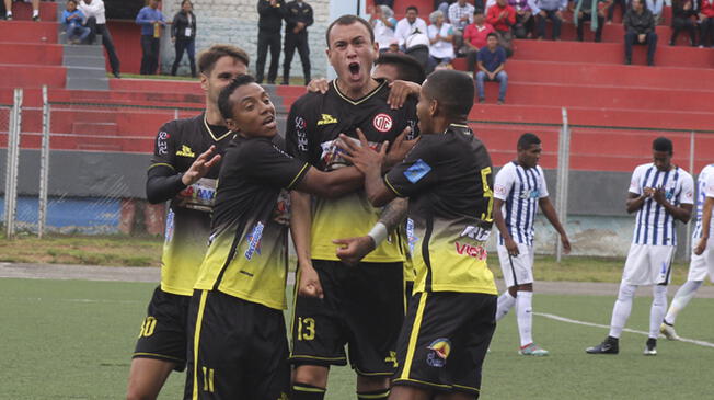 Gustavo Dulanto celebra un gol a Alianza Lima.