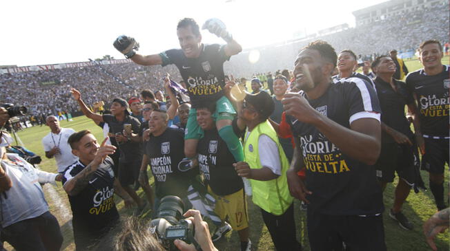 Leao Butrón es cargado por sus compañeros tras lograr el título nacional con Alianza Lima.