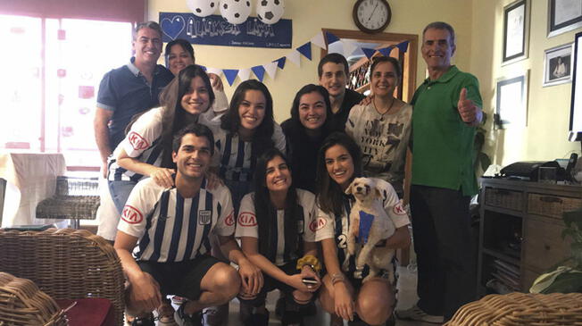 La familia de Pablo Bengoechea vestida con la camiseta de Alianza Lima.