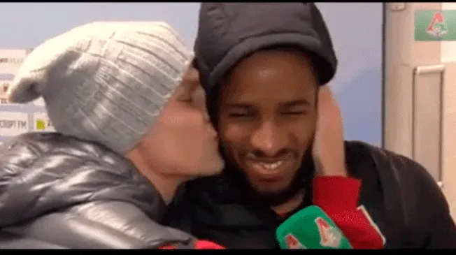 Jefferson Farfán recibe efusivo beso, tras doblete en Lokomotiv [VIDEO]