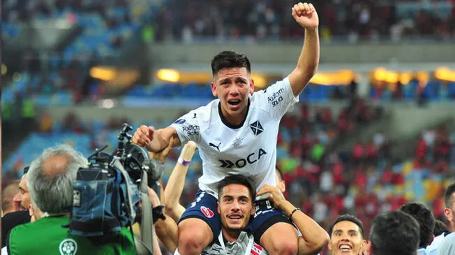 Ezequiel Barco, cargado en hombros tras el título de la Copa Sudamericana.