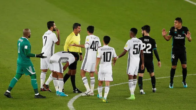 Los jugadores del Al Jazira le piden al árbitro recurrir al VAR por el gol de Casemiro.