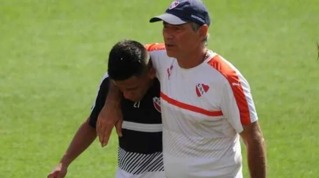 Ariel Holan abraza a Ezequiel Barco durante un entrenamiento de Independiente.