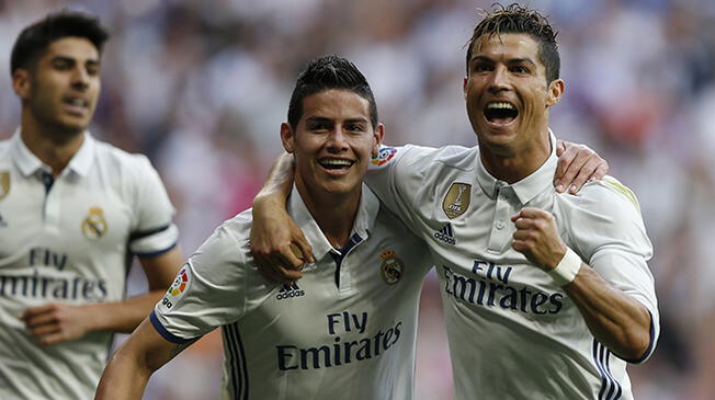 James Rodríguez celebra un gol con Cristiano Ronaldo y Marco Asensio.