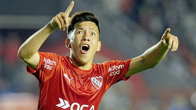 Ezequiel Barco celebra un gol con Independiente.
