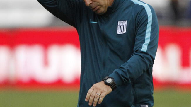 el entrenador uruguayo se encuentra en su país preocupado por sus jugadores.