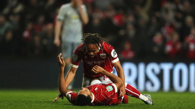 Los jugadores del Bristol City celebran el triunfo histórico ante el Manchester United.