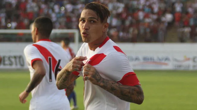 Paolo Guerrero celebra un gol con la Selección Peruana.