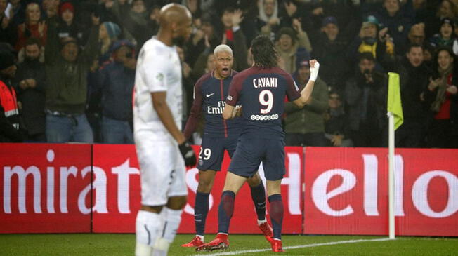 Kylian Mbappé y Edison Cavani celebran un gol del PSG.