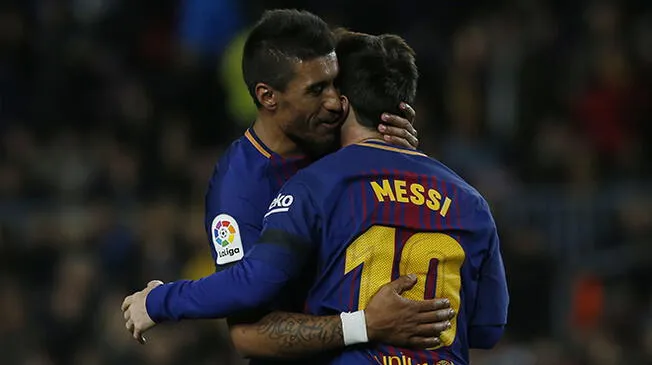 Paulinho celebra un gol anotado a La Coruña con Lionel Messi.