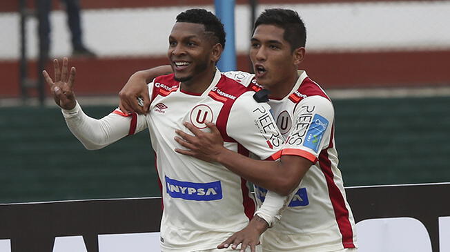 Alberto Quintero y Roberto Siucho celebra un gol de Universitario.