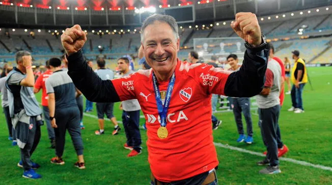 Ariel Holan celebra el título de la Copa Sudamericana con Independiente.