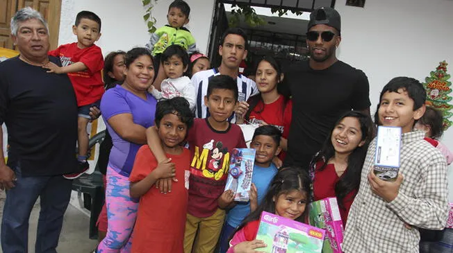 Alianza Lima: Carlos Ascues y el notable gesto que tuvo por Navidad con los niños de su barrio