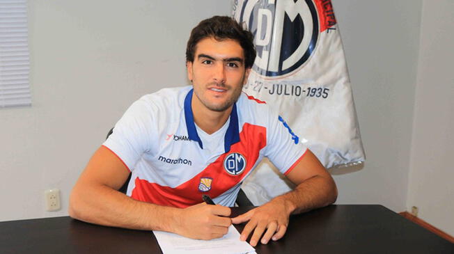 Álvaro Ampuero firmando contrato con Municipal.