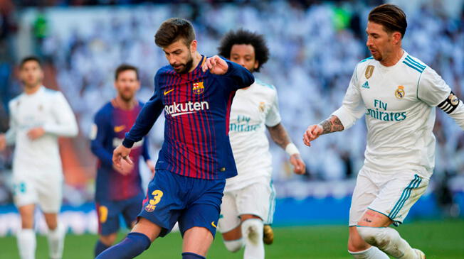 Pique disputa el balón con Ramos en el Bernabéu.