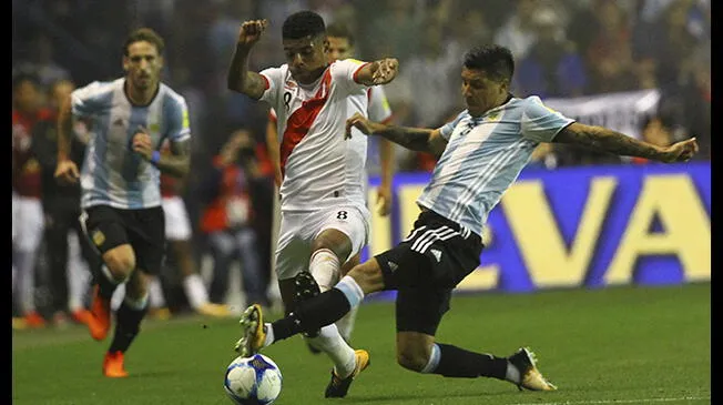 Wilder Cartagena disputa un balón con Enzo Pérez.