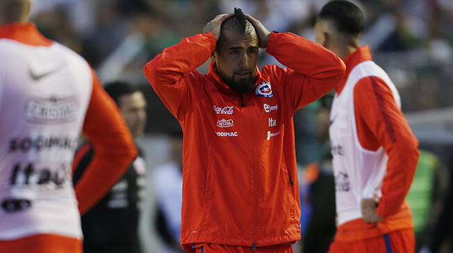 Arturo Vidal se lamenta la derrota de Chile ante Bolivia en La Paz.