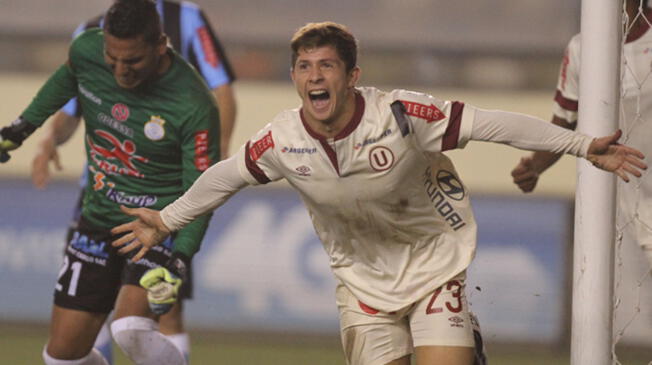 Cris Martínez celebra un gol con Universitario en el 2014.