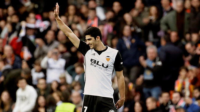 Gonçalo Guedes celebra un gol con el Valencia.