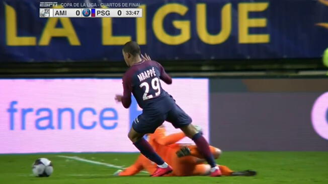 Kylian Mbappé recibió una criminal falta en la Copa de la Liga de Francia.