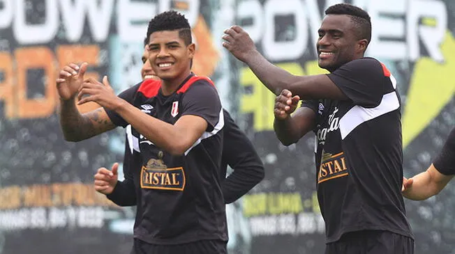 Wilder Cartagena y Christian Ramos durante un entrenamiento de la Selección Peruana.