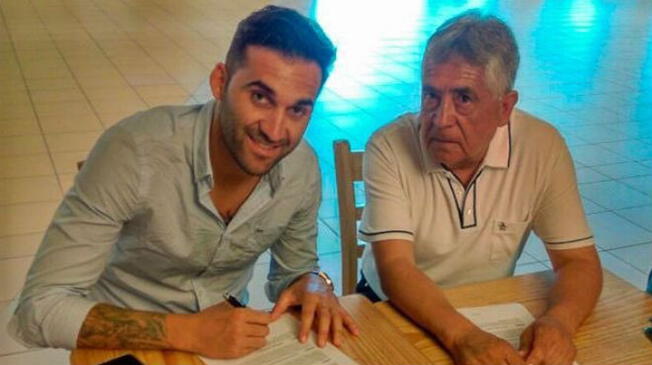 Pablo Míguez firma su nuevo contrato con el FBC Melgar. Foto: FBC Melgar / Facebook