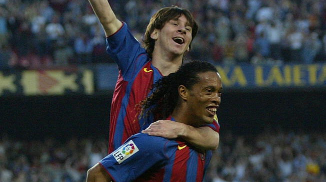 Lionel Messi celebra su primer gol con el Barcelona, encima de Ronaldinho.