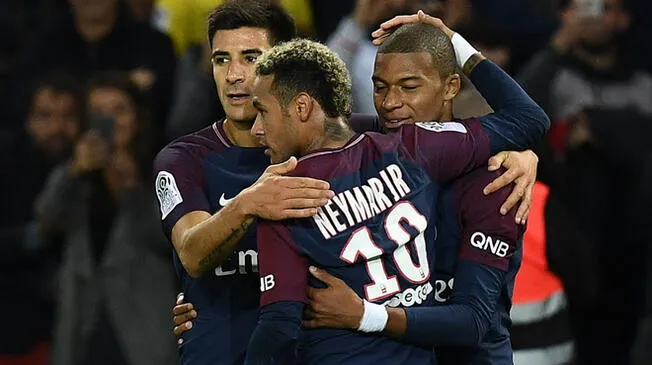 Yuri, Neymar y Mbappé celebran un gol del PSG.