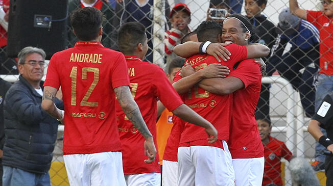 Ronaldinho celebra un gol con los jugadores de Cienciano.