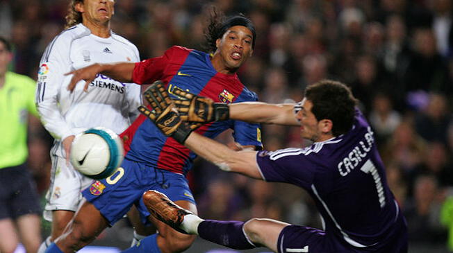 El golazo de Ronaldinho a Iker Casillas. Foto: EFE