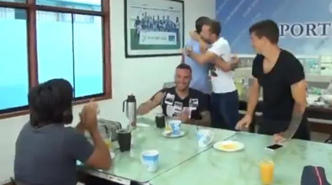 Horacio Calcaterra abraza a Luis Abram en su último día como jugador de Sporting Cristal.