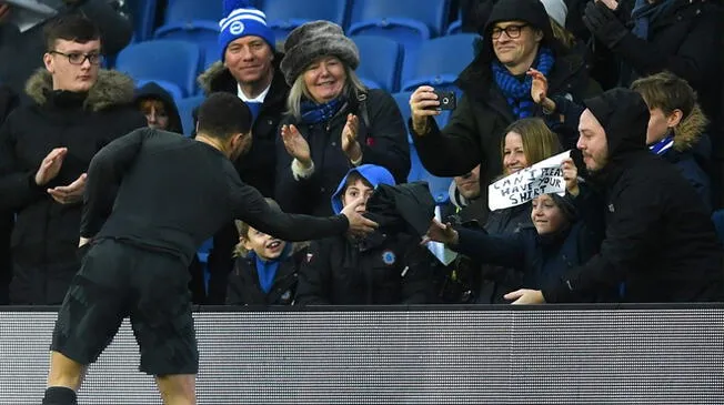 Eden Hazard le entrega su camiseta a un pequeño hincha del Brighton.