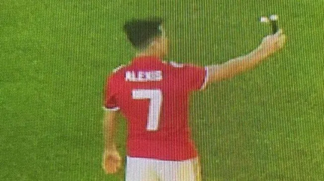 Alexis Sánchez posando con indumentaria del Manchester United.