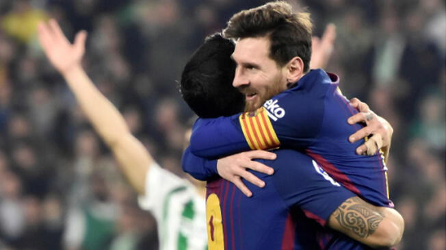 Lionel Messi celebra uno de sus goles al Betis con Luis Suárez.