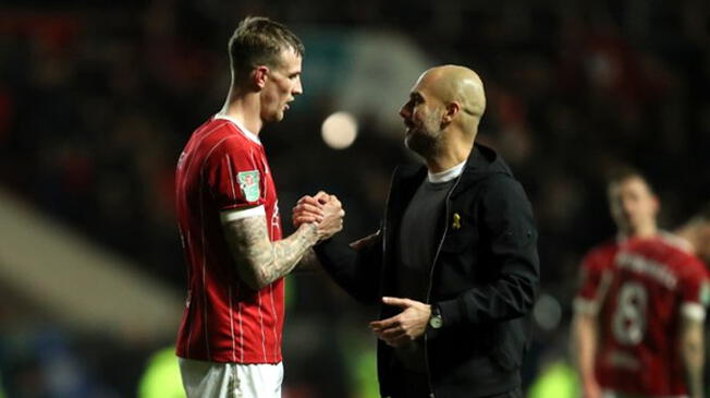 Aden Flint habla con Pep Guardiola tras el Bristol City-Manchester City.