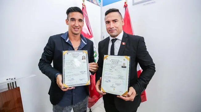 Germán Alemanno y Mario Villasanti posan como ciudadanos peruanos.