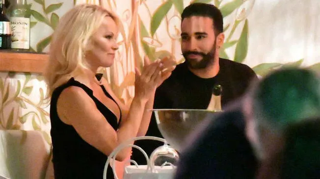 Pamela Anderson junto a Adil Rami.