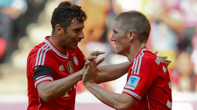 Claudio Pizarro y Bastian Schweinsteiger coincidieron por muchos años en el Bayern Múnich. Foto: Reuters
