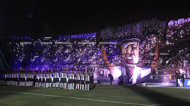 El espectacular mosaico de la hinchada y el reconocimiento del plantel de Alianza Lima.