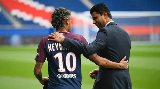 Neymar conversa con Nasser Al-Khelaïfi durante su presentación en el PSG.
