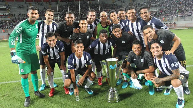 El plantel de Alianza Lima posa con el trofeo de la Supercopa Movistar.