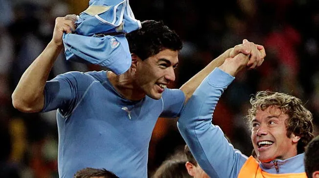 Diego Lugano y Luis Suárez celebran un triunfo de Uruguay.
