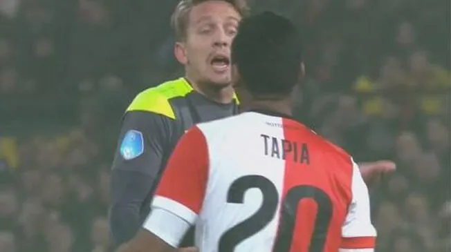 Renato Tapia protagonizó acalorada discusión con jugador del PSV.