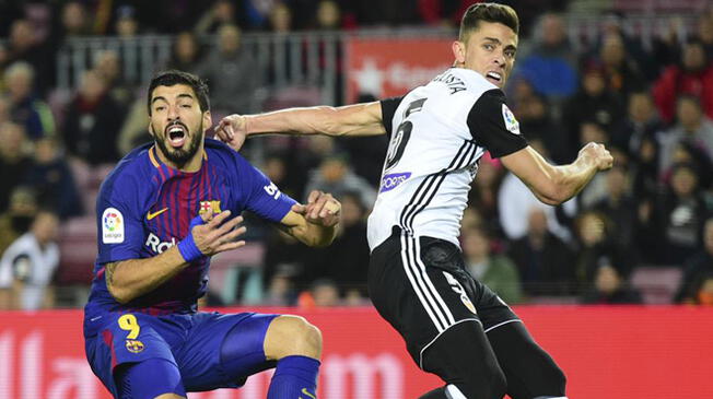 Luis Suárez y Gabriel Paulista en acción durante el duelo entre el Barcelona y el Valencia. 