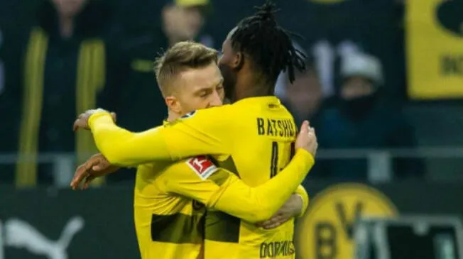 Marco Reus felicita a Michy Batshuayi por anota el primer gol del Borussia Dortmund. Foto: Borussia Dortmund / Facebook