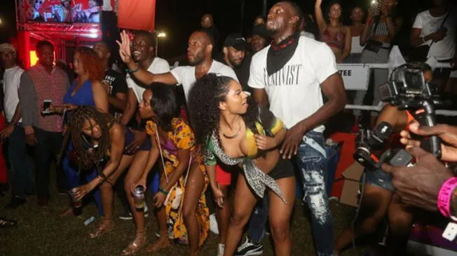 Usain Bolt  fue 'ampayado' bailando de una forma muy peculiar con una mujer en Trinidad y Tobago
