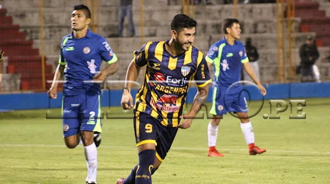 Tulio Etchemaite celebra uno de sus goles con Sport Rosario.